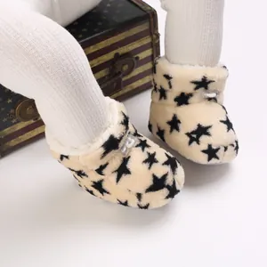Botas de invierno para bebé con estrellas negras y forro polar suave para mayor calidez.