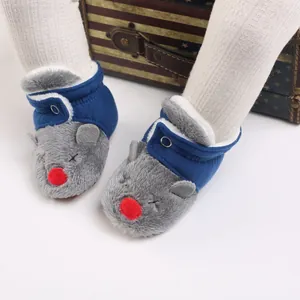 Detalle de botas de nieve para bebé en felpa gris con diseño de ratón y nariz roja