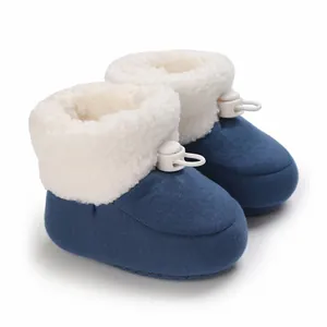 Vue détaillée des bottes d'hiver pour bébés avec doublure polaire et cordon réglable.