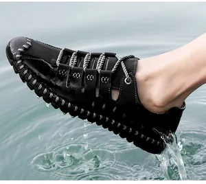 Gros plan sur une chaussure d'eau extérieure noire respirante avec des détails d'éclaboussures