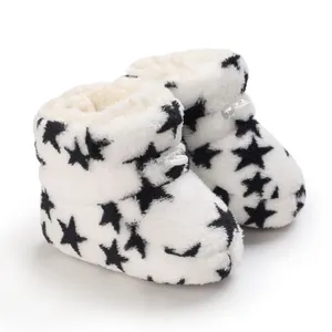 Detalle de los botines de invierno para bebé en forro polar blanco con estrellas