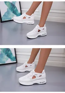 Vista dettagliata delle sneaker platform bianche traforate traspiranti con suola ad aria
