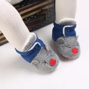 Primer plano de botas de nieve para bebé con diseño de ratón y suave textura de felpa.