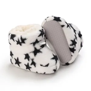 Botas de invierno de felpa para bebé con estrellas negras y suela de goma antideslizante