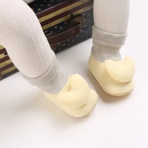 Detailansicht weicher gelber Lauflernsocken mit Herzmotiv für Babys im Alter von 0-1