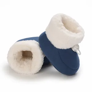 Gros plan détaillé de bottes d'hiver bleu marine pour bébé avec doublure en polaire blanche