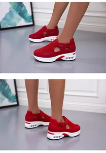Vista laterale e posteriore delle sneaker rosse con platform, fori e suola ammortizzata.