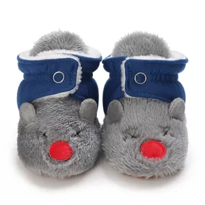 Primer plano de botas de invierno grises para bebé con lindas orejas de ratón