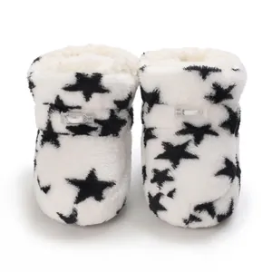 Vista detallada de botas de felpa blancas para bebé con motivos de estrellas