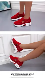 Dettaglio di sneakers in mesh rosso traspirante con suola platform a cuscinetto d'aria.