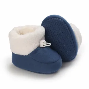 Gros plan de bottines d'hiver bleues pour bébé avec doublure en fourrure et semelles antidérapantes