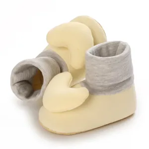 Weiche gelbe Baby-Laufsocken mit Herzdekor und grauen Rippbündchen für 0-1-Jährige