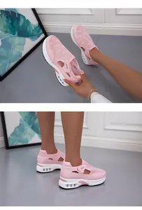 Vista dettagliata delle sneaker in mesh rosa traspirante con suole ammortizzate ad aria