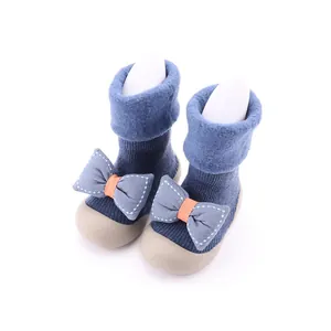 Scarpe a calzino invernali blu per neonati con calda fodera in pile e grazioso fiocco