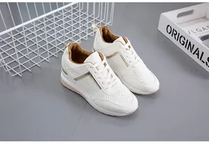 Πλάγια όψη λευκών sneakers με πλατφόρμα, χρυσές λεπτομέρειες και διάτρητο σχέδιο