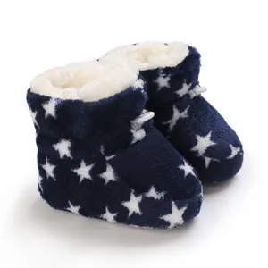 Detalle de botas de invierno para bebé de felpa con estrellas y forro polar cálido