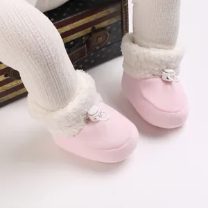 Vue détaillée de chaussures bébé roses avec col en peluche chaud et un serrage