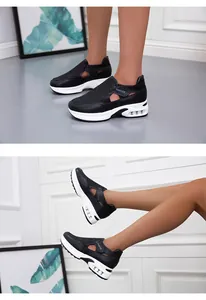 Vista dettagliata di sneakers platform nere da donna con dettagli in mesh traspirante