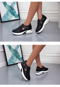 Dettaglio ravvicinato di sneaker casual nere traforate indossate da una modella