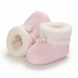 Vue détaillée de chaussons bébé roses avec doublure en polaire blanche et cordon de serrage.