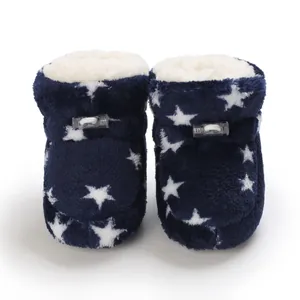 Primer plano de botas de invierno para bebé azul marino con estrellas y felpa