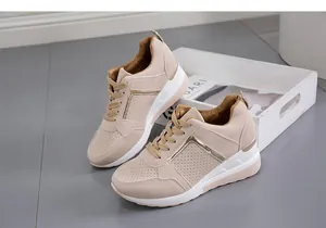 Πλάγια όψη μπεζ γυναικείων sneakers με πλατφόρμα, χρυσές λεπτομέρειες και πλέγμα