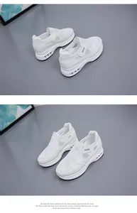 Dettaglio delle sneakers in mesh bianco traspirante con comode suole con zeppa