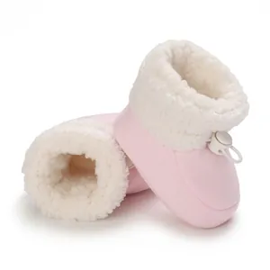 Détail de bottines d'hiver roses pour bébé avec doublure polaire et cordon de serrage