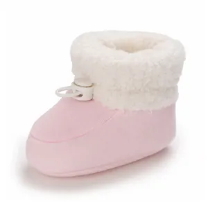 Gros plan de chausson pour bébé rose avec doublure polaire blanche et arrêt