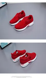 Scarpe sportive rosse da donna in mesh traspirante con design traforato e suola zeppa ad aria