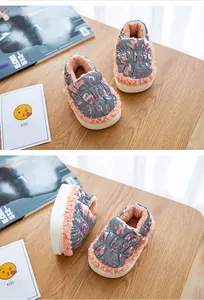 Detalle de botas de invierno para niños con forro de felpa, estampado metálico y suela blanca.