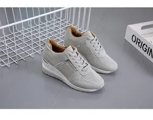 Κοντινό πλάνο γκρι sneakers με πλατφόρμα, διάτρητο πάνω μέρος και χοντρή σόλα