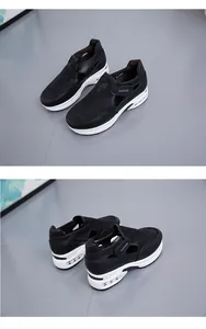 Vista dettagliata delle scarpe platform in mesh traspirante da donna con design traforato.
