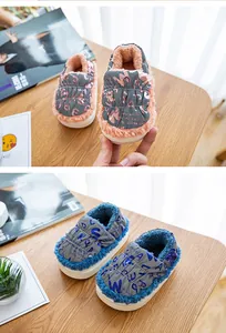 Detalle de las botas de nieve de invierno forradas para niños con estampado metal.