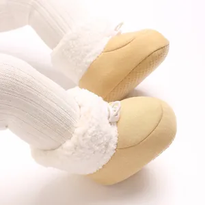 Gros plan de chaussures de marche bébé chaudes doublées polaire avec semelles souples