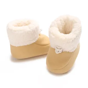Gros plan de chaussons pour bébé beiges avec doublure en polaire blanche et douce