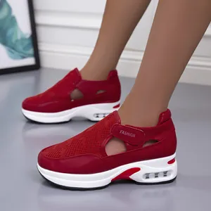 Scarpe sportive rosse traspiranti da donna con ritagli e suola con zeppa e ammortizzazione