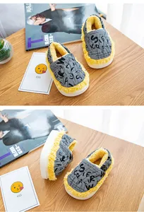 Detalle de botas de invierno para niños con forro polar amarillo y exterior acolchado en gris