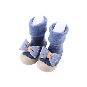 Scarpe primi passi neonato in maglia blu calda con fiocco decorativo e suola morbida antiscivolo.