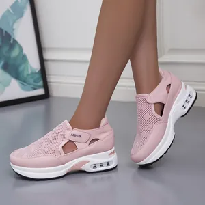 Sneakers da donna rosa traspiranti in mesh con suola a cuscinetto d'aria e fori.