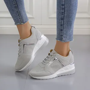 Γυναικεία sneakers με πλατφόρμα σε ανοιχτό γκρι με διαπνέον πλέγμα και ασημί λεπτομέρειες