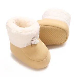 Bottines d'hiver beiges pour bébé avec doublure en peluche blanche et semelles antidérapantes.