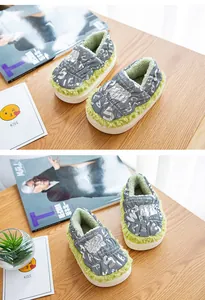 Botas de nieve para niños con forro de piel sintética verde y patrones de camuflaje.