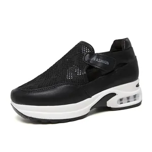 Sneakers zeppa in rete nera traspirante per donna con suola platform a cuscino d'aria