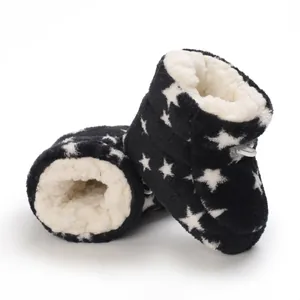 Vista detallada de las botas de invierno de felpa para bebé con estrellas y forro polar.