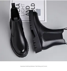 Detalle de botines Chelsea de cuero negro premium para hombre con suela de plataforma