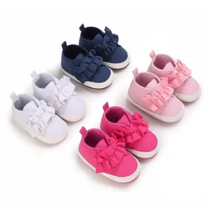 Weiche Lauflernschuhe für Babys mit Rüschendetails in vier Farben für 0-1 Jahre.