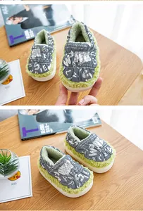 Botas de nieve para niños con forro de piel sintética verde y estampado de camuflaje.