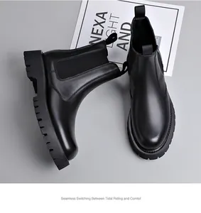 Vista superior de botas Chelsea de cuero negro con suelas gruesas.