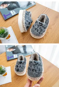 Vista detallada de zapatillas de invierno para niños forradas con pelo y letras